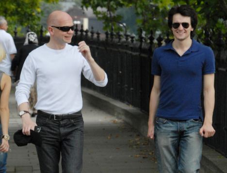 06.AUGUST.2009 - LONDON - UK CONSERVATIVE MP WILLIAM HAGUE TAKES A STROLL WITH A FRIEND NEAR WESTMINSTER SHOWING OFF HIS NEW LOOK!   